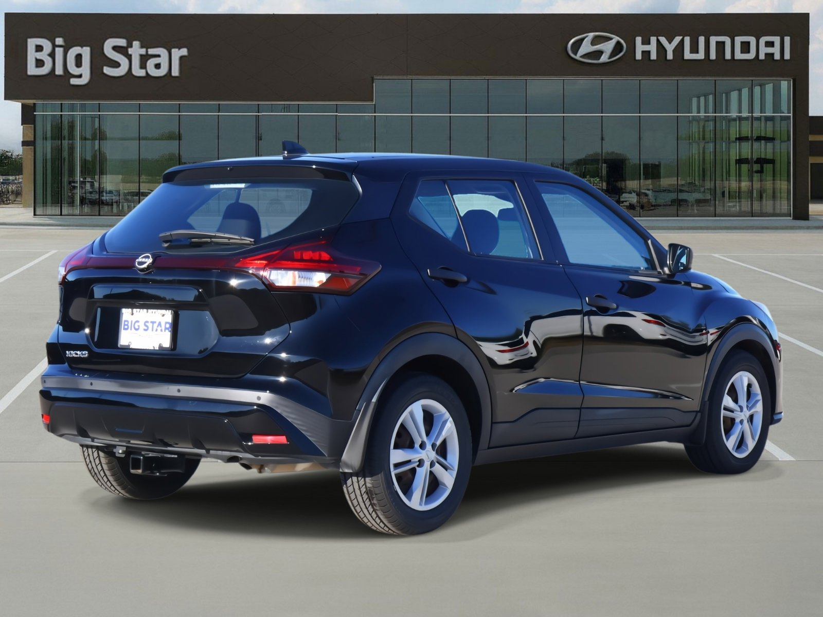 Used 2022 Nissan Kicks S image 4