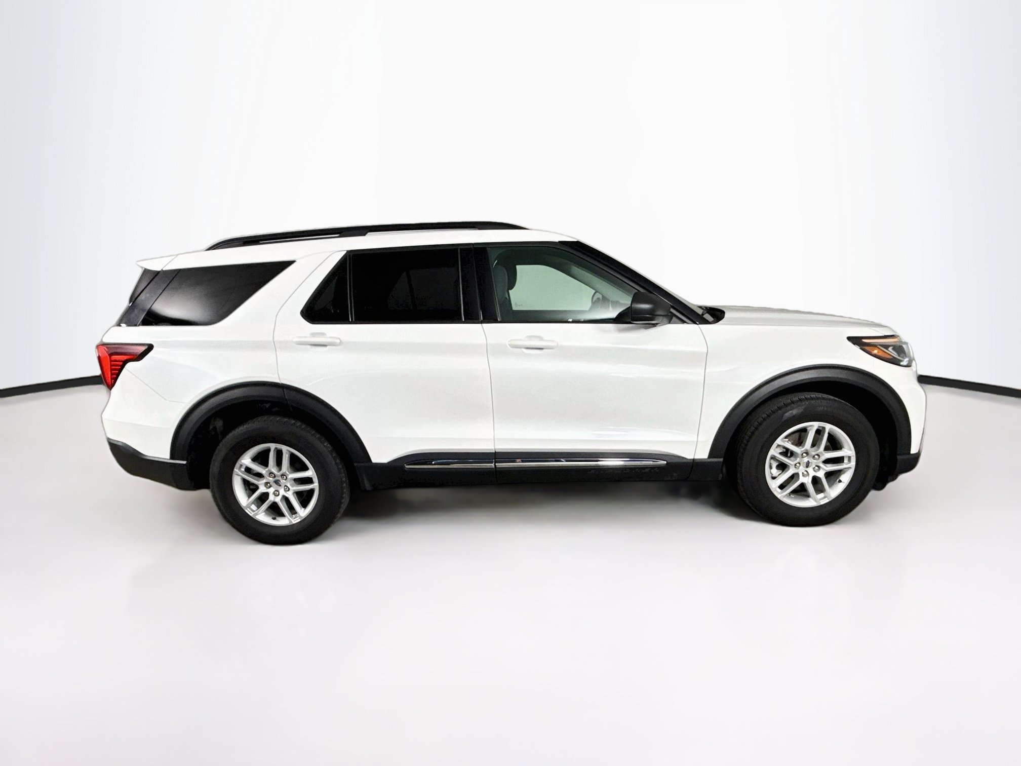 Used 2025 Ford Explorer Active AWD/4WD image 34