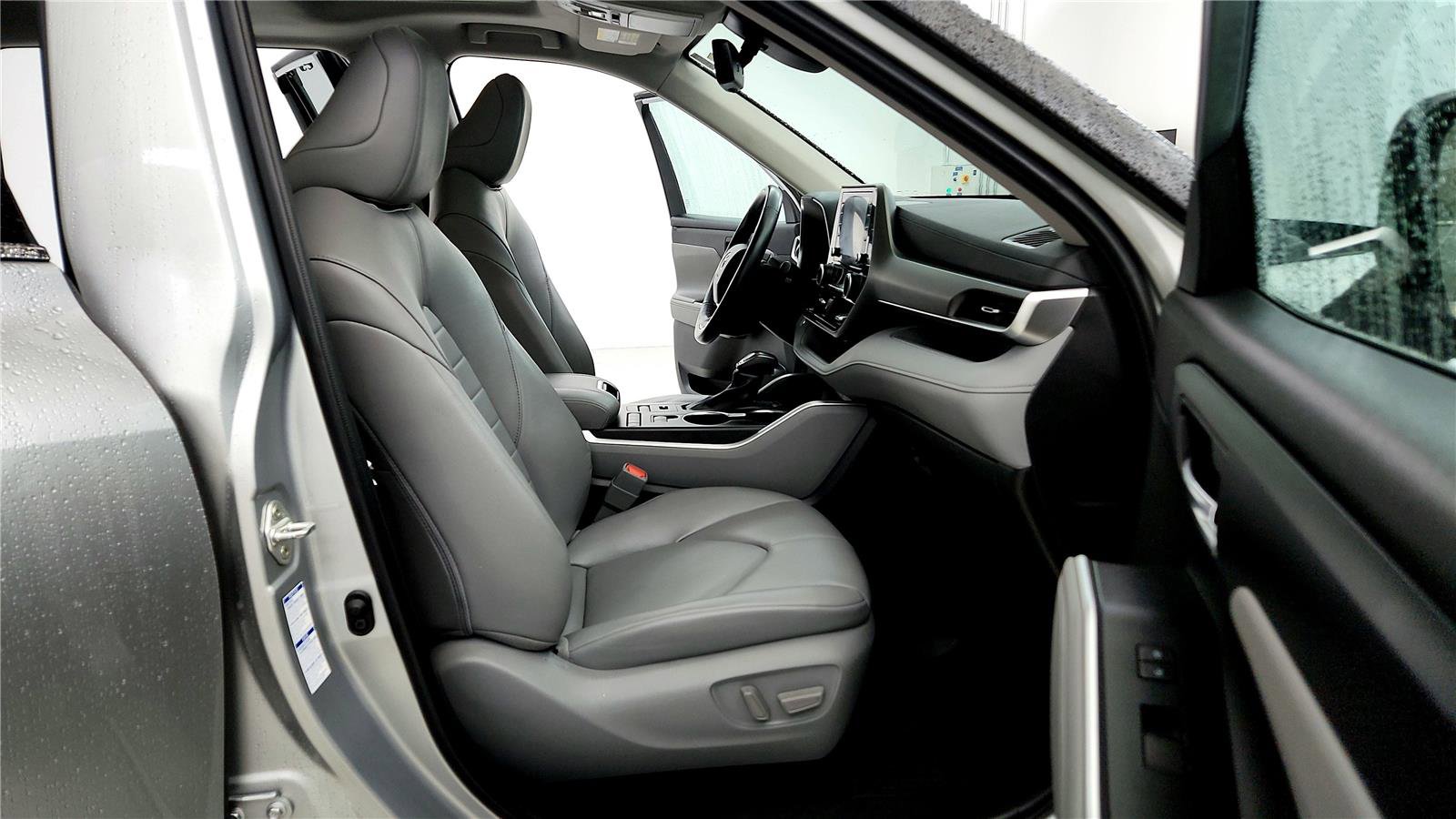 Used 2022 Toyota Highlander XLE image 17