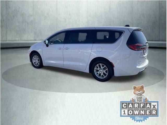 Used 2025 Chrysler Pacifica Select FWD image 4