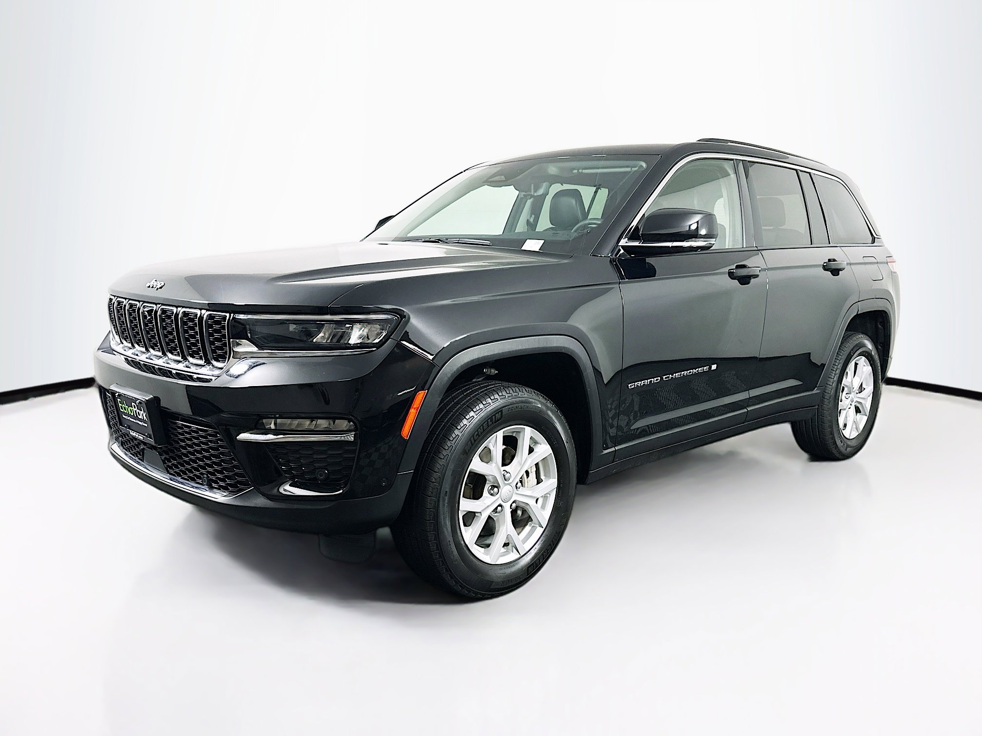 Used 2023 Jeep Grand Cherokee Limited w/ Luxury Tech Group II image 3