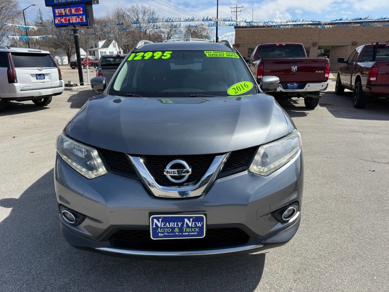Used 2016 Nissan Rogue SV image 3