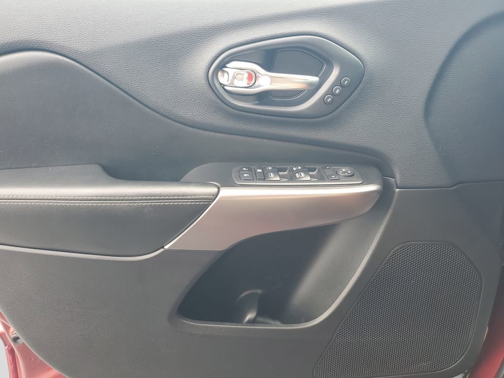 Used 2019 Jeep Cherokee Limited image 19