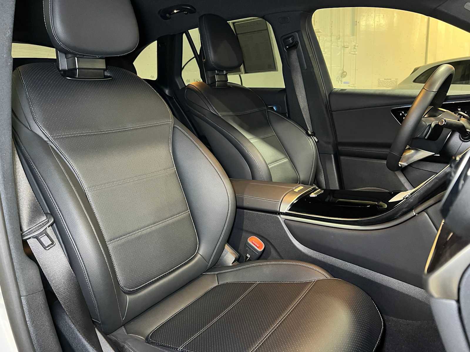 Used 2025 Mercedes-Benz GLC 300 4MATIC image 13