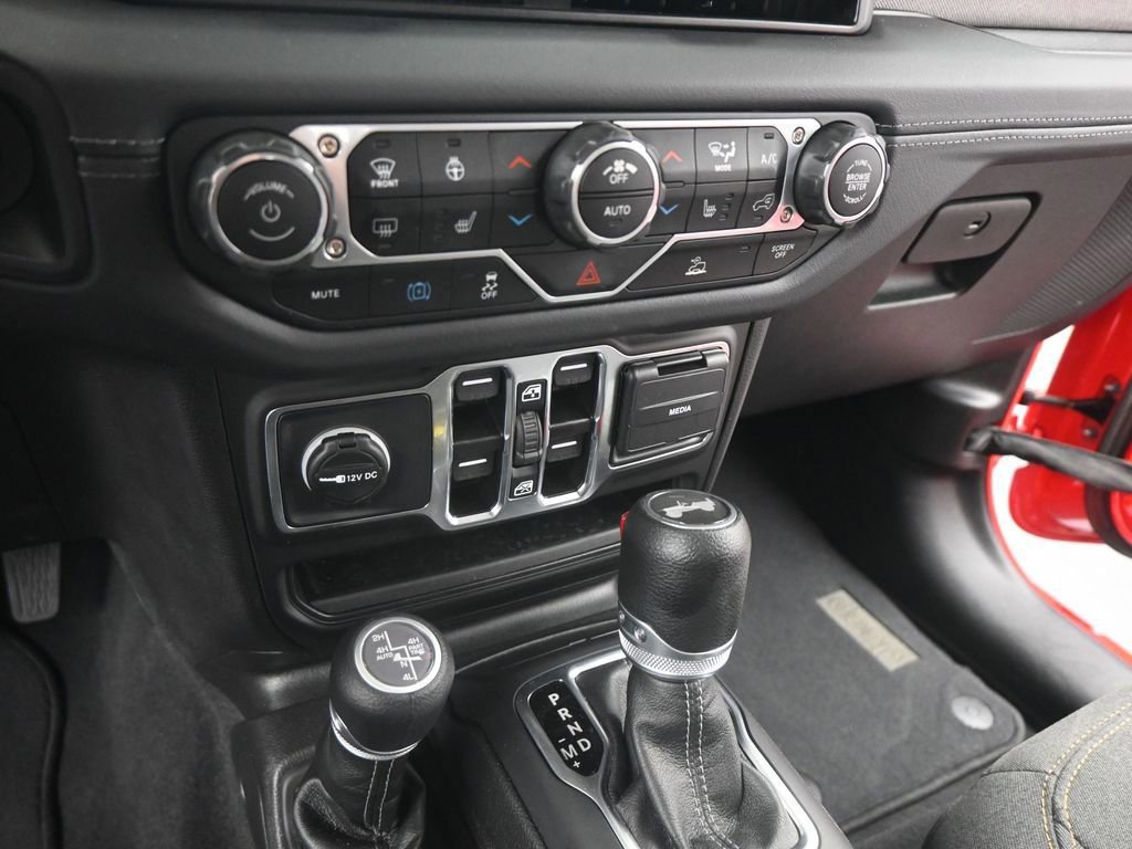 Used 2025 Jeep Wrangler Unlimited Sahara AWD/4WD image 14