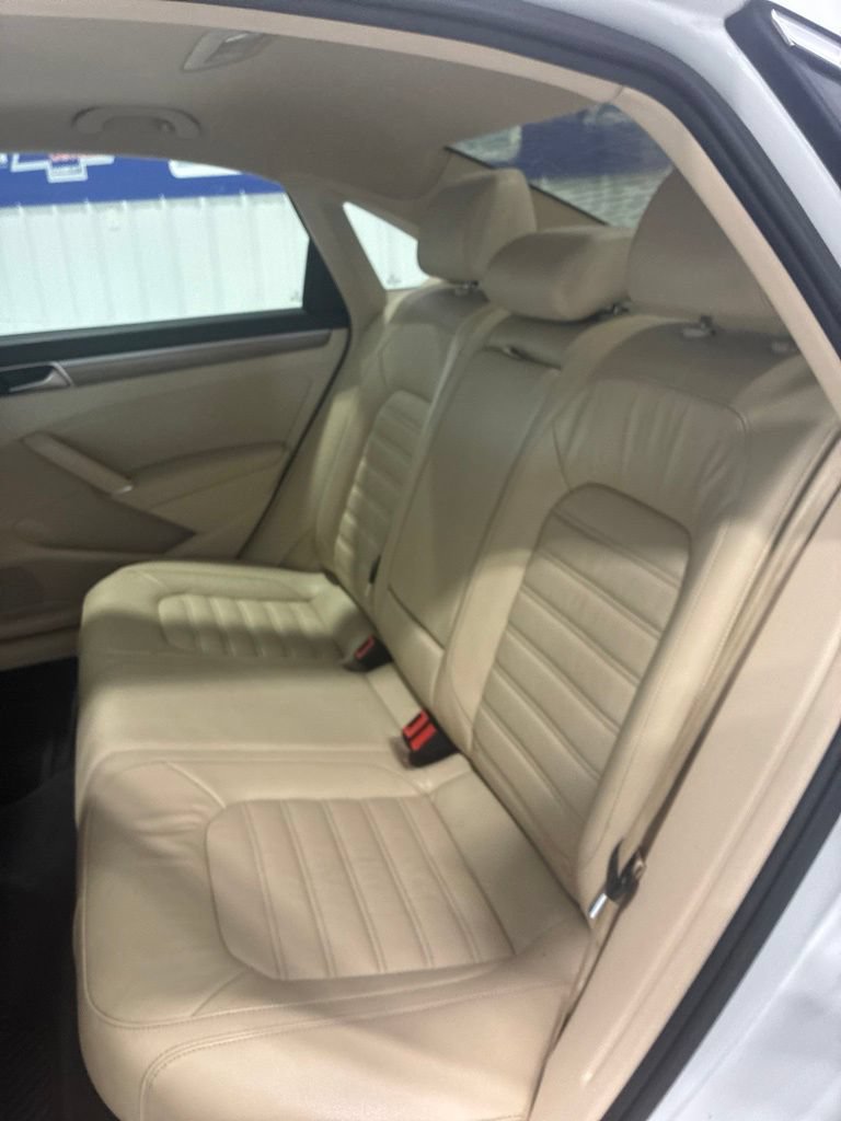 Used 2017 Volkswagen Passat 3.6 SEL Premium FWD image 28