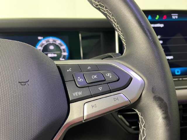 Used 2025 Volkswagen Tiguan SE AWD/4WD image 10