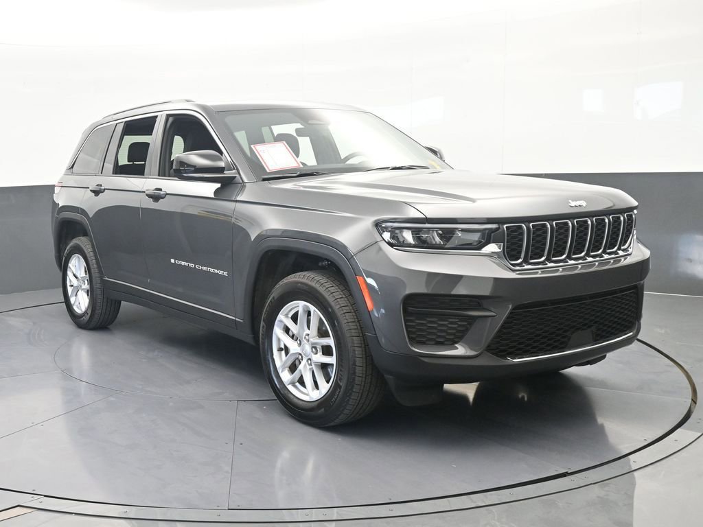 Used 2025 Jeep Grand Cherokee Laredo X RWD image 9
