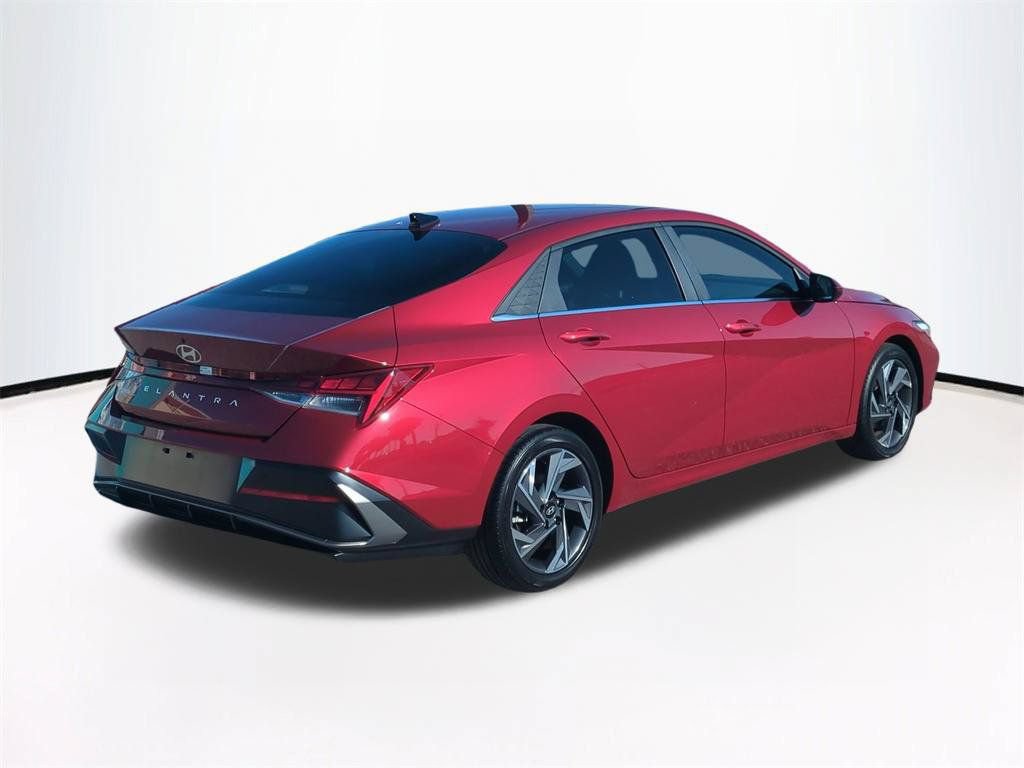 Used 2025 Hyundai Elantra SEL FWD image 5
