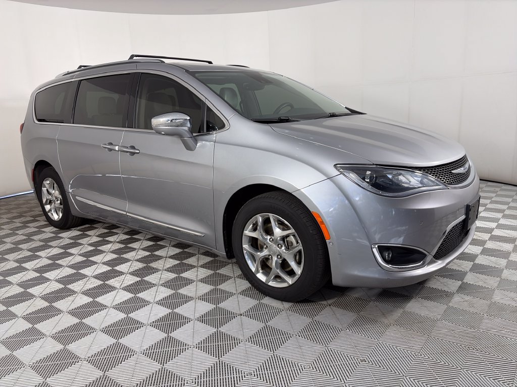 Used 2017 Chrysler Pacifica Limited w/ Advanced Safetytec Group