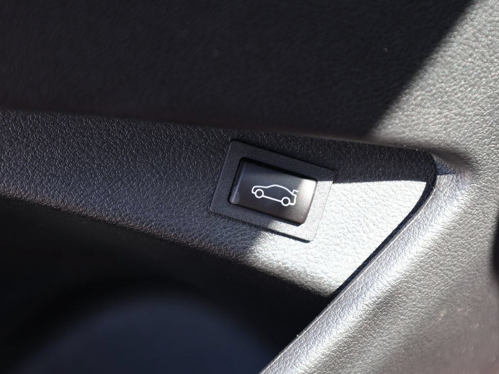 Used 2025 BMW 230i Coupe RWD image 12