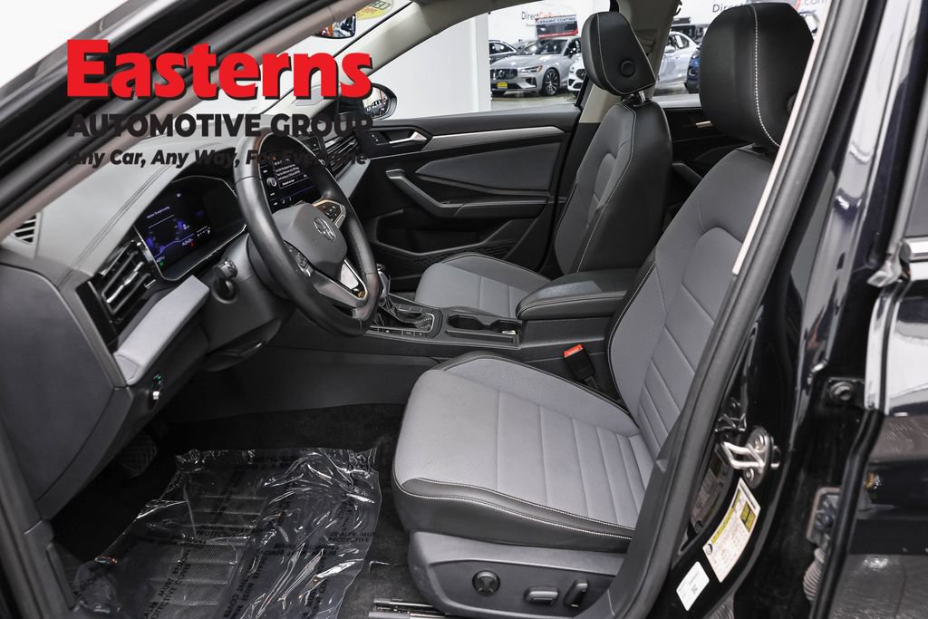 Used 2025 Volkswagen Jetta SE FWD image 14
