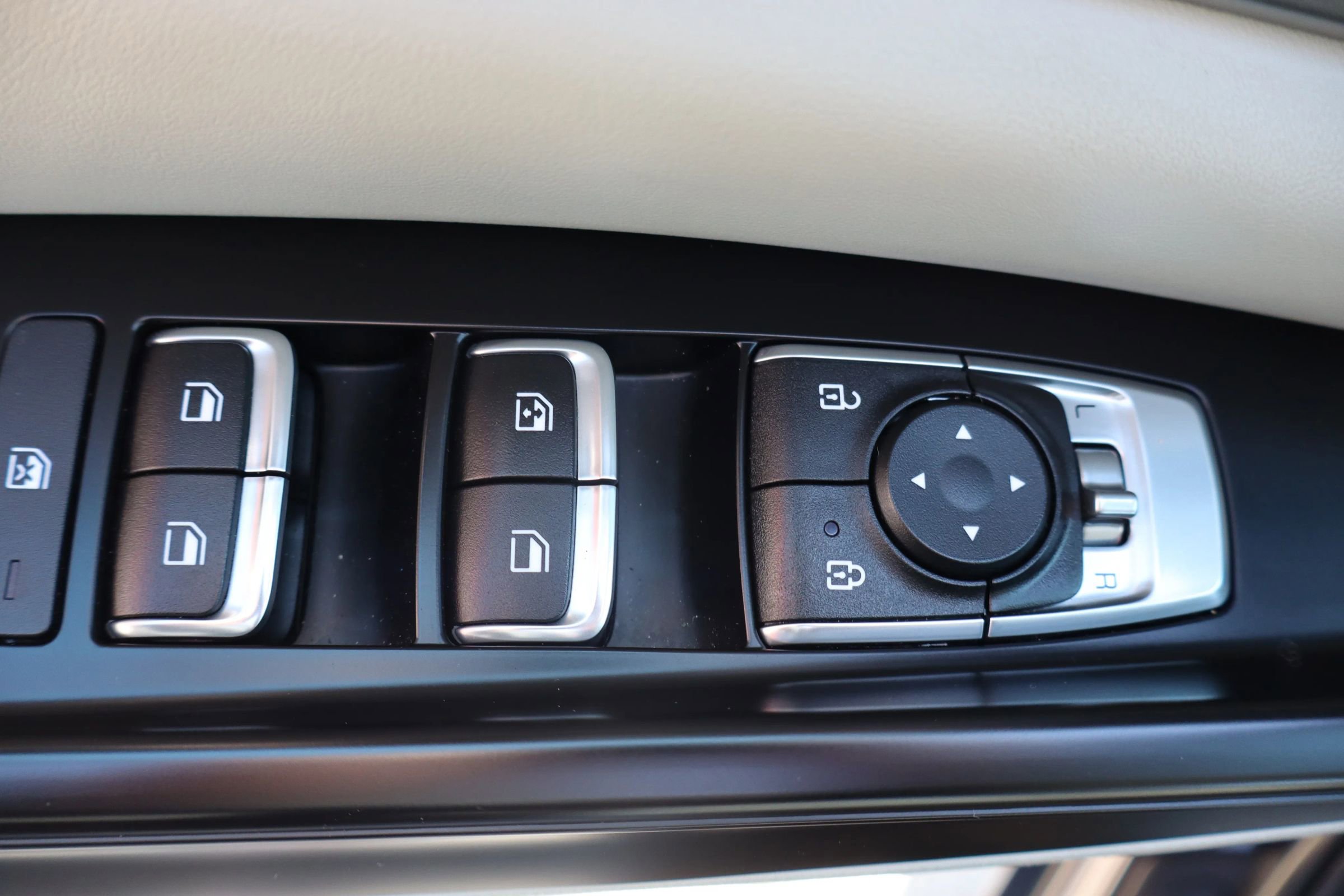 Used 2024 Kia Carnival LX image 17