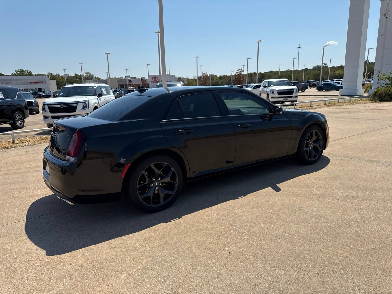 Used 2023 Chrysler 300 S w/ Comfort Group RWD image 2