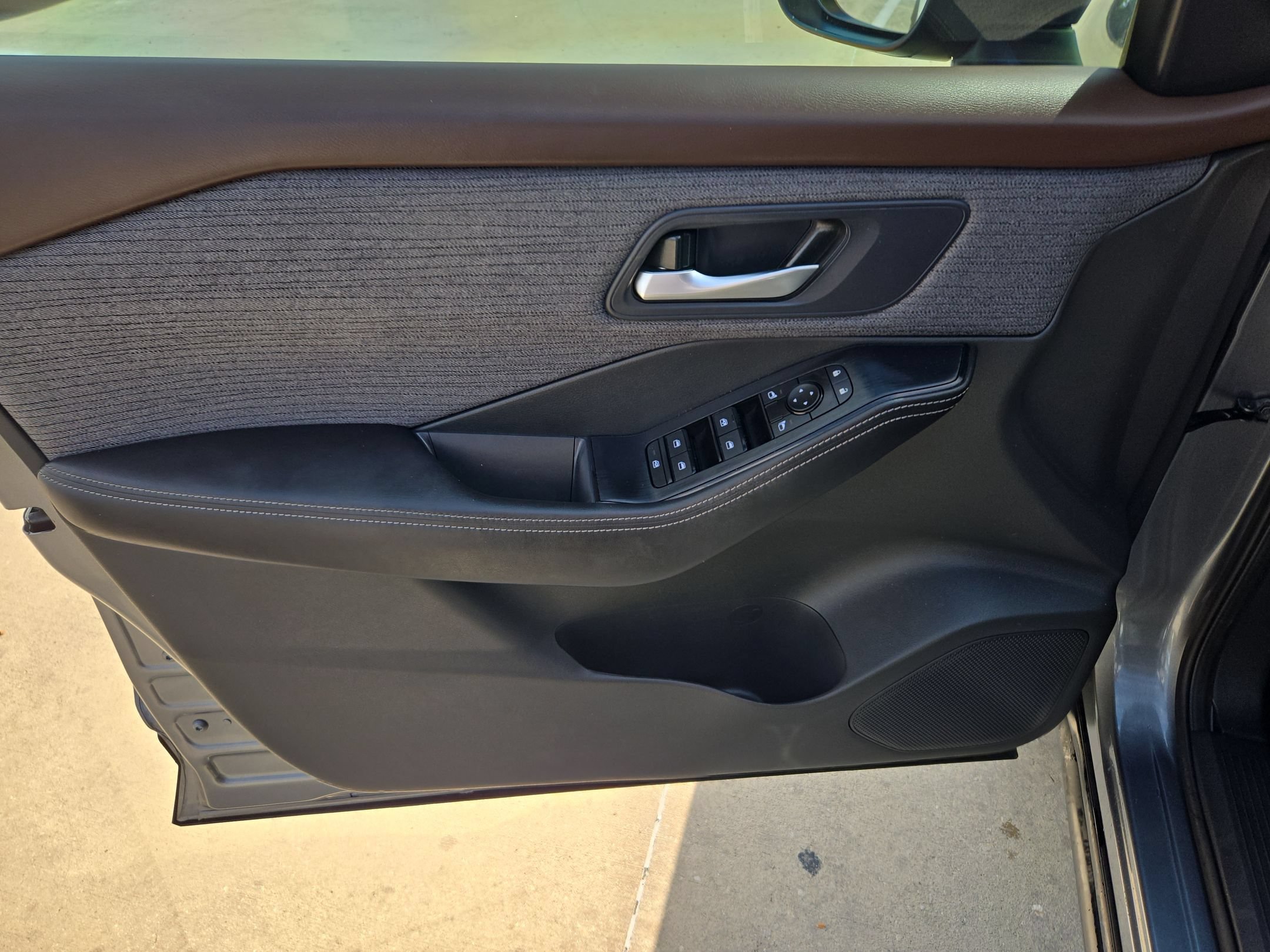 Used 2023 Nissan Rogue SV FWD image 11