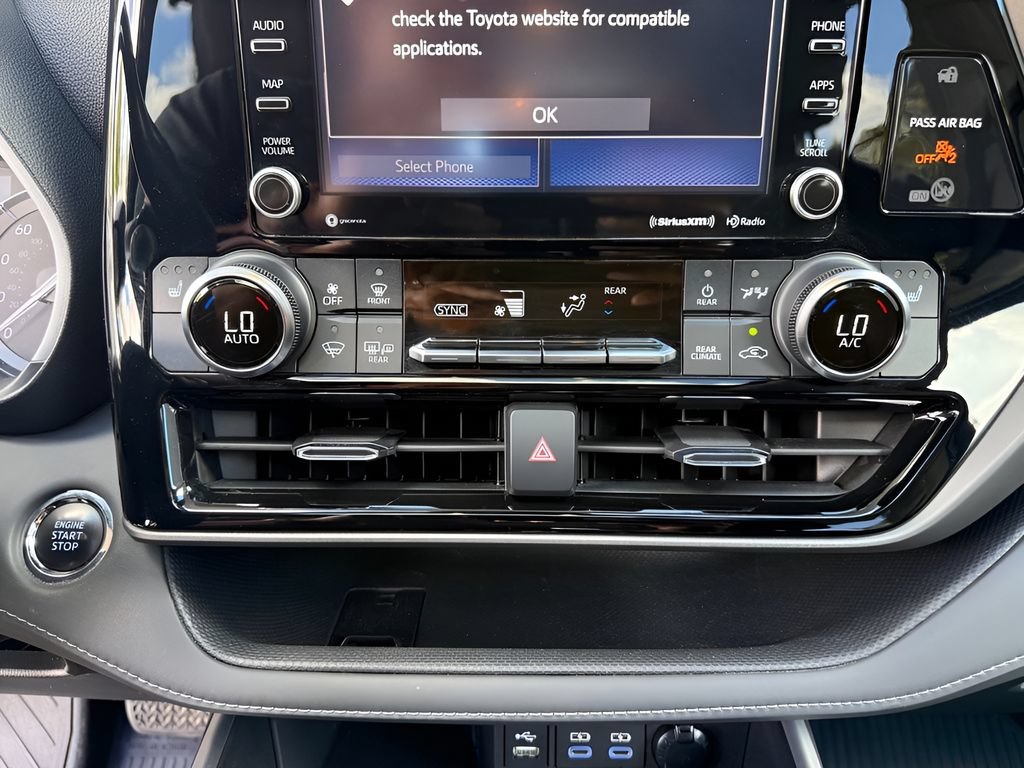 Used 2022 Toyota Highlander XLE AWD/4WD image 19