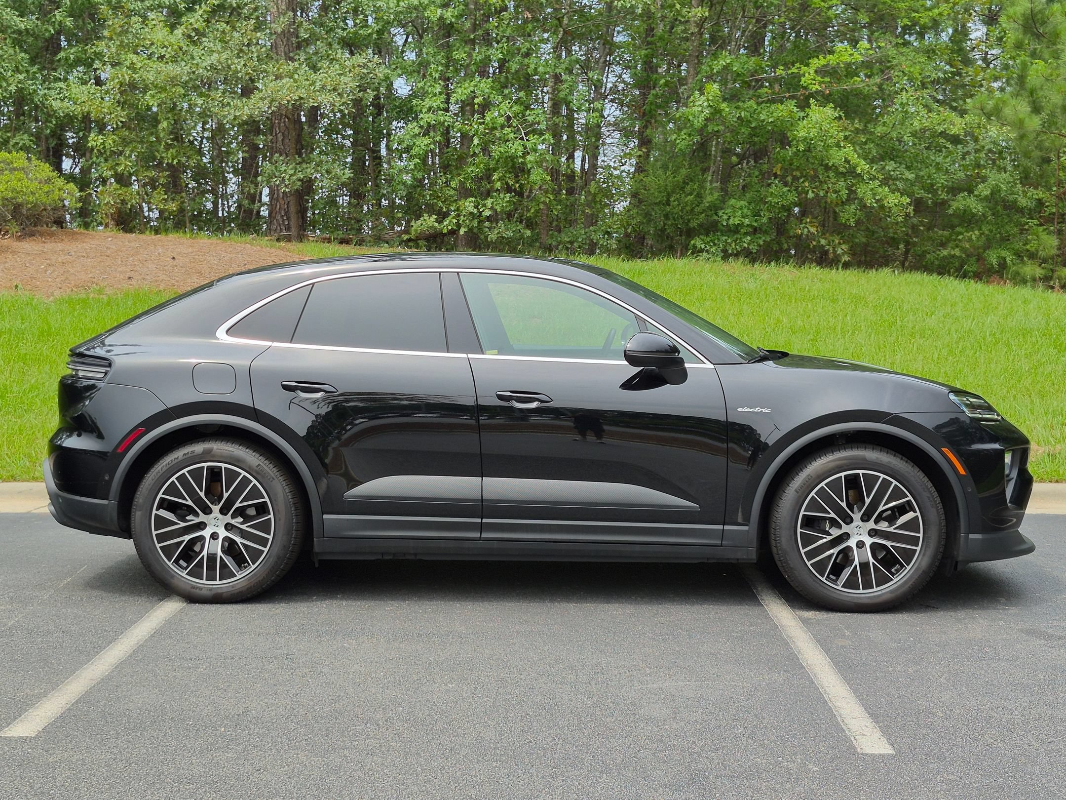 Certified 2025 Porsche Macan Electric RWD image 32