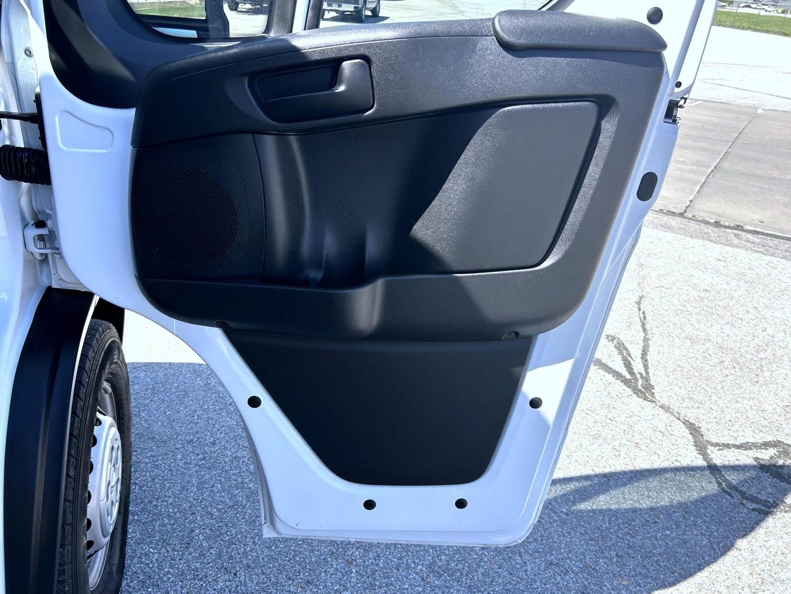 Used 2024 RAM ProMaster 2500 w/ Storage Group FWD image 15