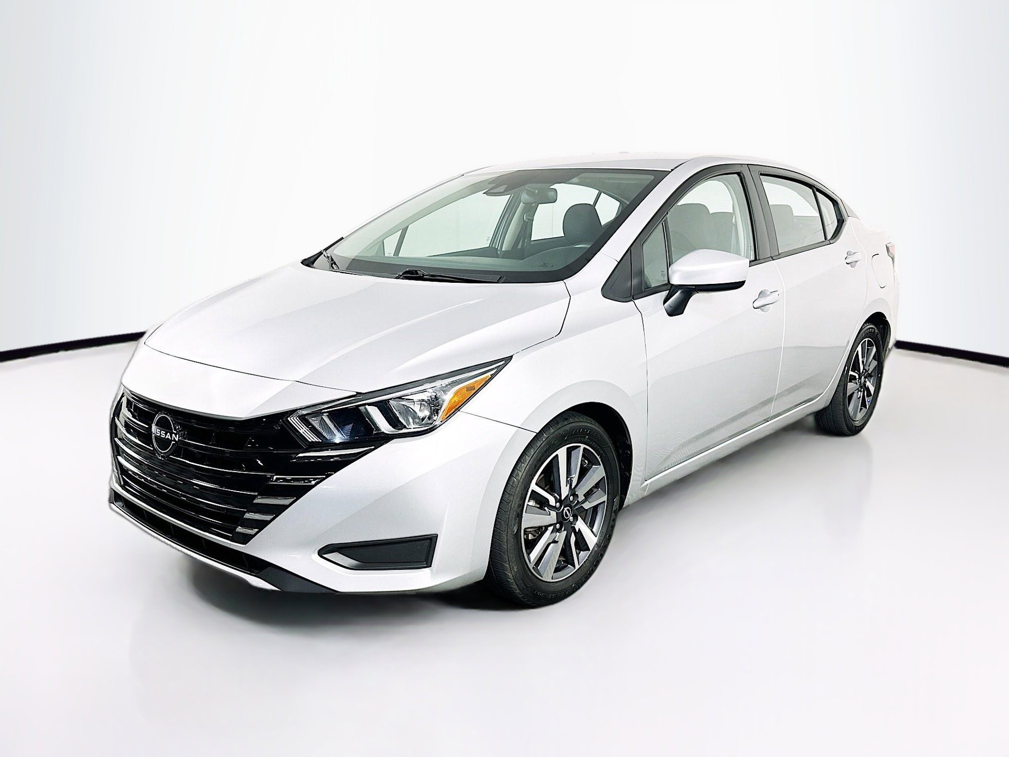 Used 2023 Nissan Versa SV image 3