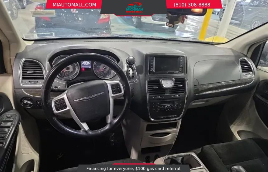 Used 2016 Chrysler Town & Country Touring w/ Driver Convenience Group image 9