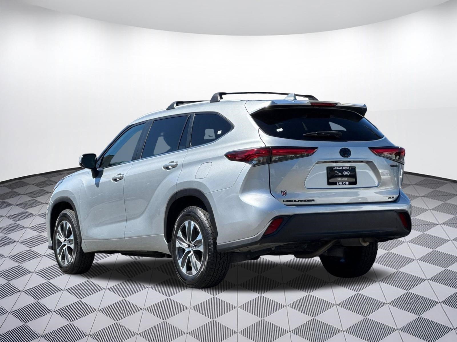 Used 2023 Toyota Highlander XLE FWD image 3