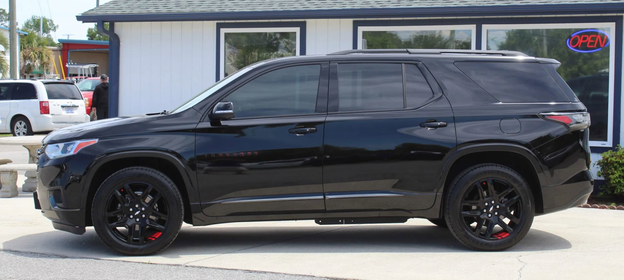 Used 2021 Chevrolet Traverse Premier w/ Redline Edition FWD image 2