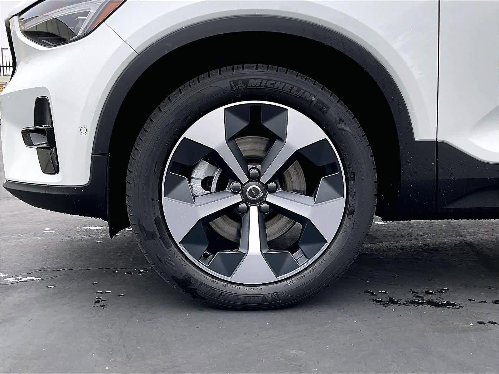 New 2026 Volvo XC40 B5 Plus w/ Protection Package Premier AWD/4WD image 14