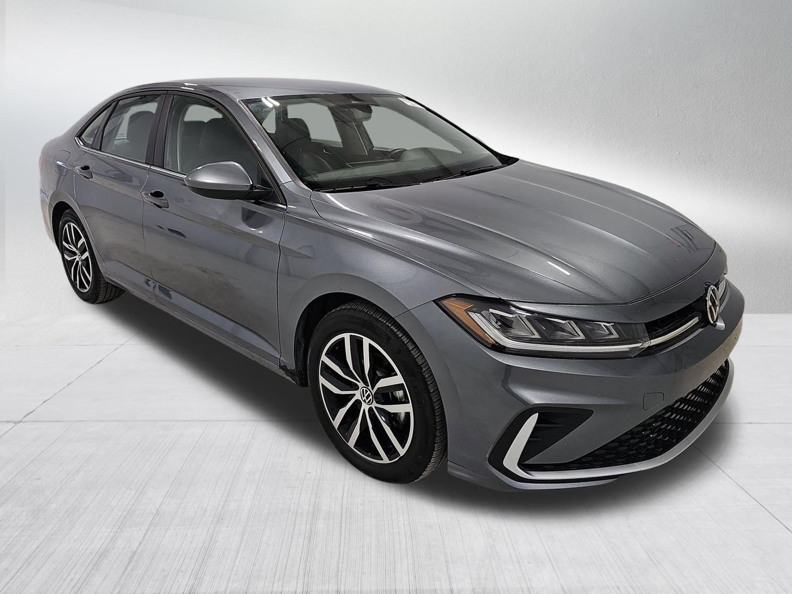 Used 2025 Volkswagen Jetta SE image 3