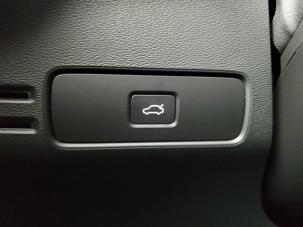 Certified 2026 Volvo XC40 B5 Core w/ Climate Package image 37