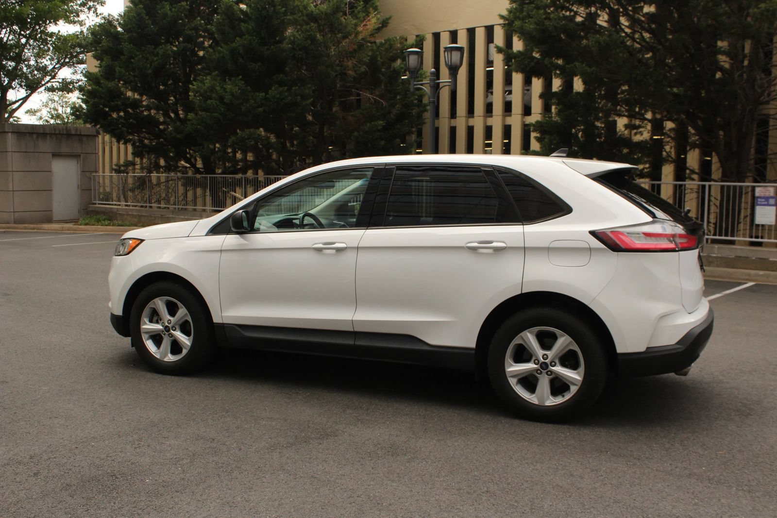 Used 2020 Ford Edge SE FWD image 9