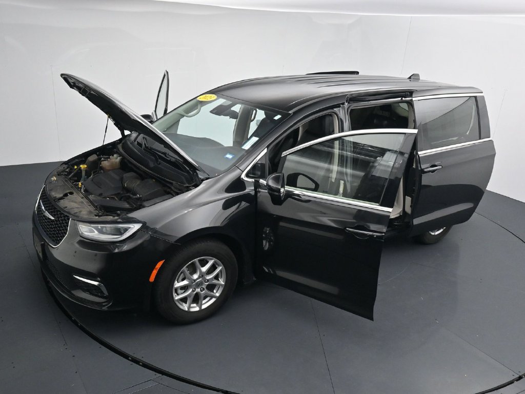 Used 2023 Chrysler Pacifica Touring-L FWD image 40