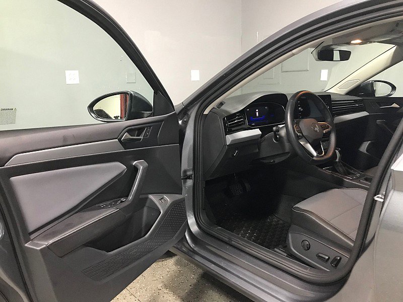 Used 2025 Volkswagen Jetta SE image 9