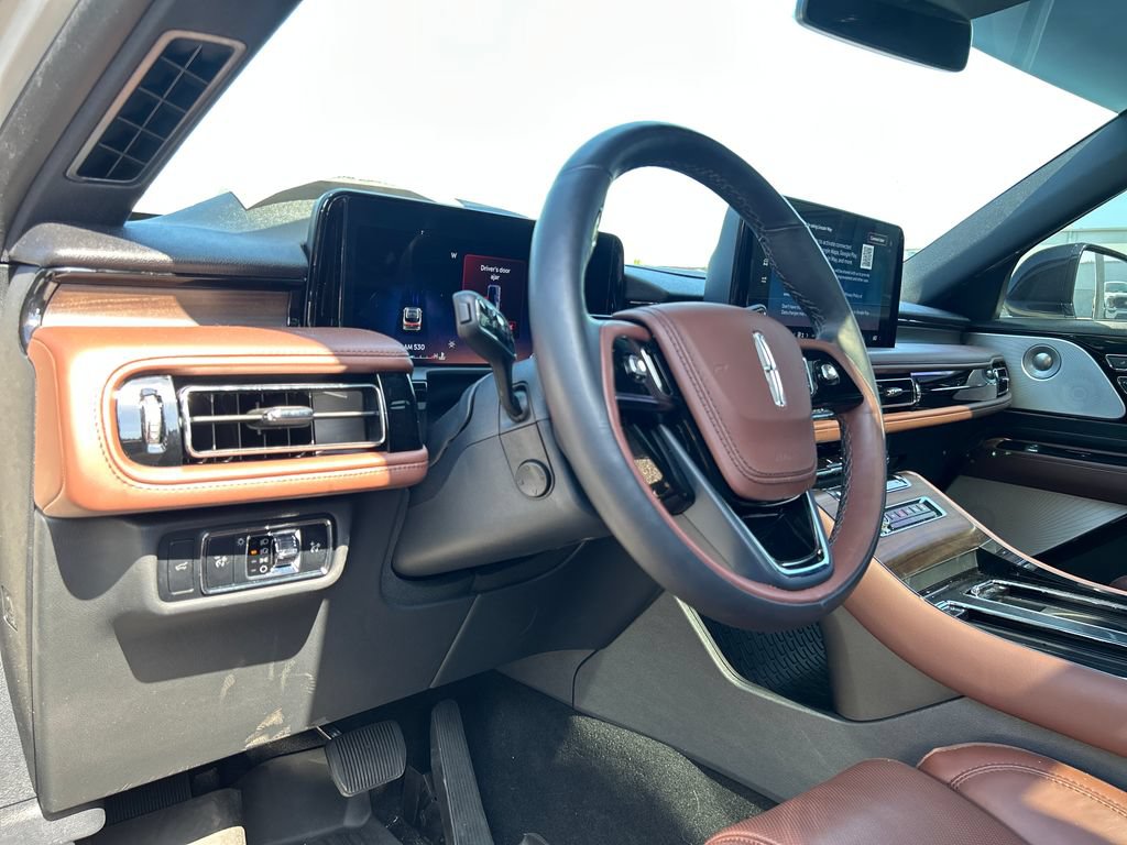 Used 2025 Lincoln Aviator Reserve w/ Equipment Group 201A AWD/4WD image 9