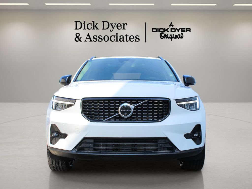 Certified 2025 Volvo XC40 B5 Plus AWD/4WD image 4
