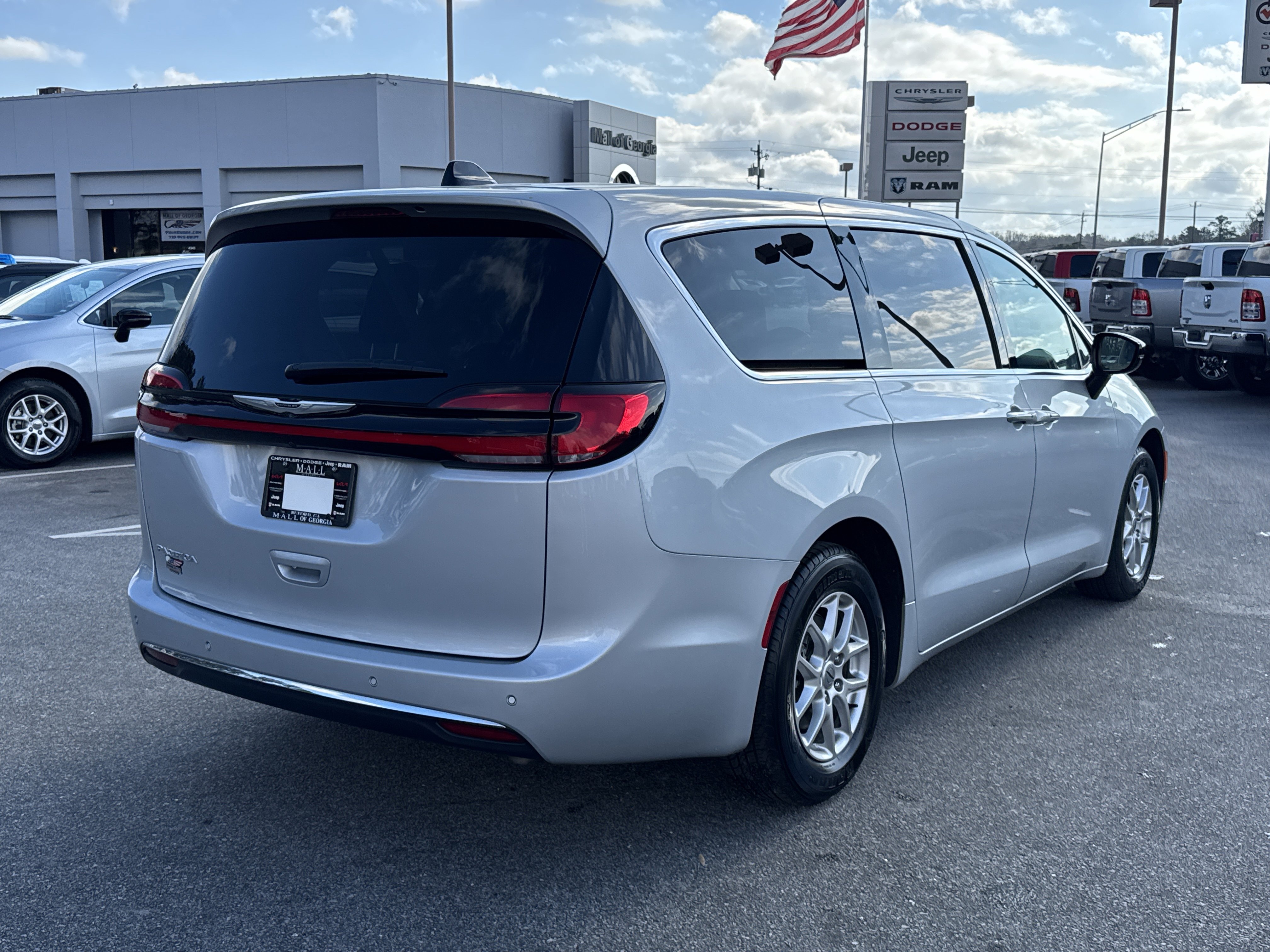 Used 2024 Chrysler Pacifica Touring-L image 6