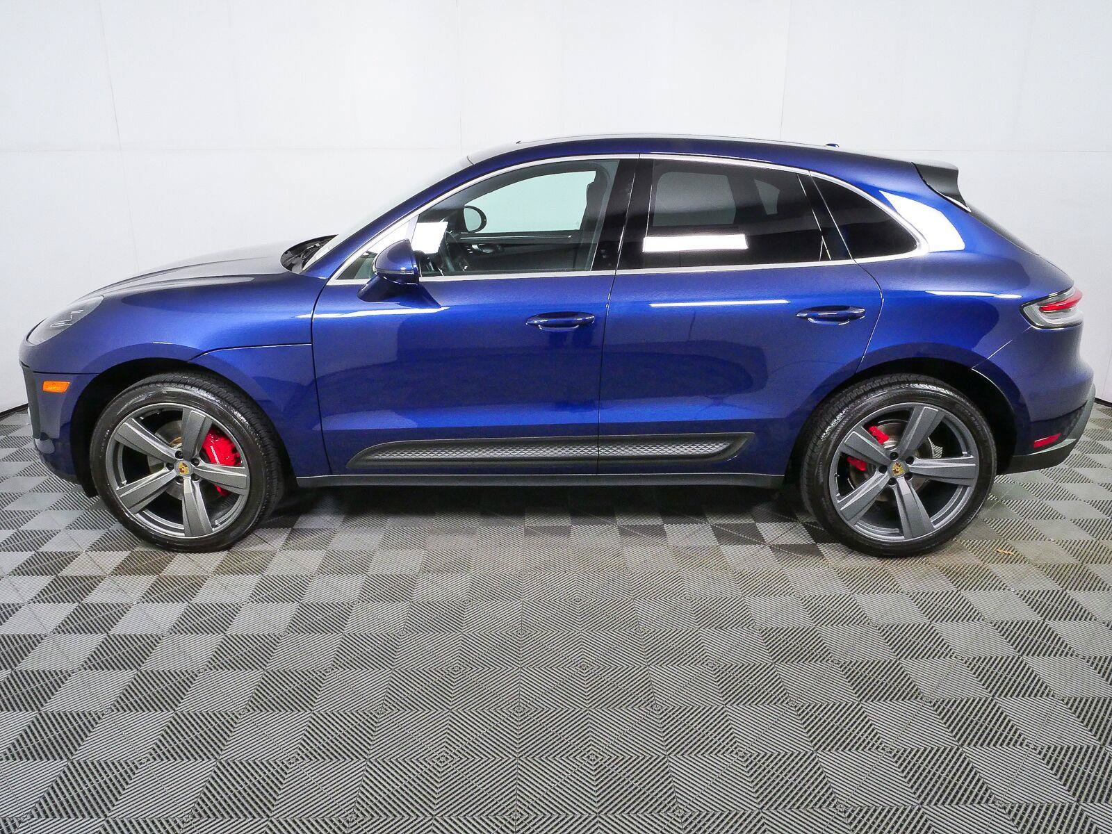Certified 2023 Porsche Macan S AWD/4WD image 2