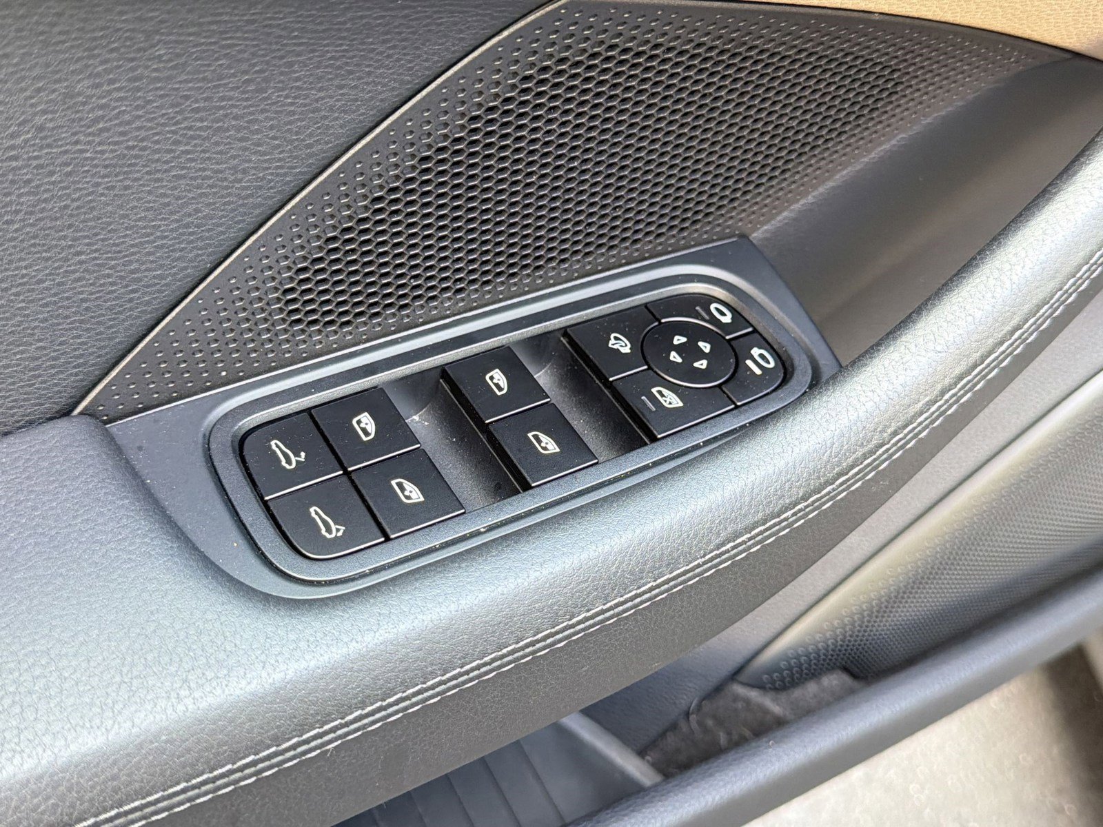 Used 2025 Porsche Panamera image 21