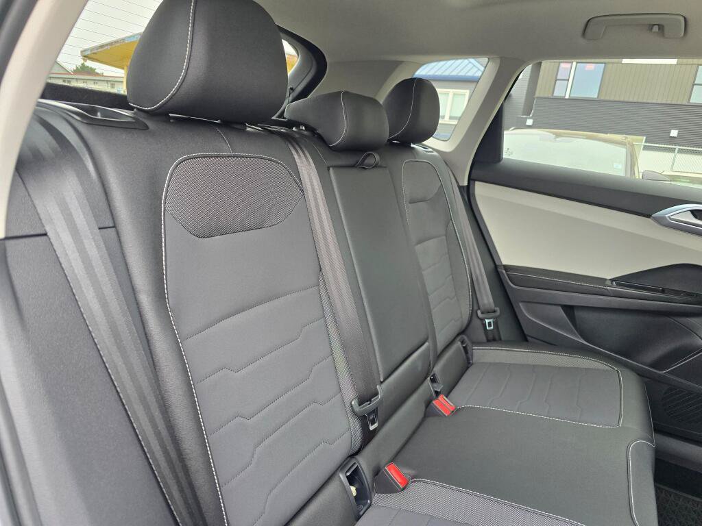 Certified 2025 Volkswagen Taos SE AWD/4WD image 14