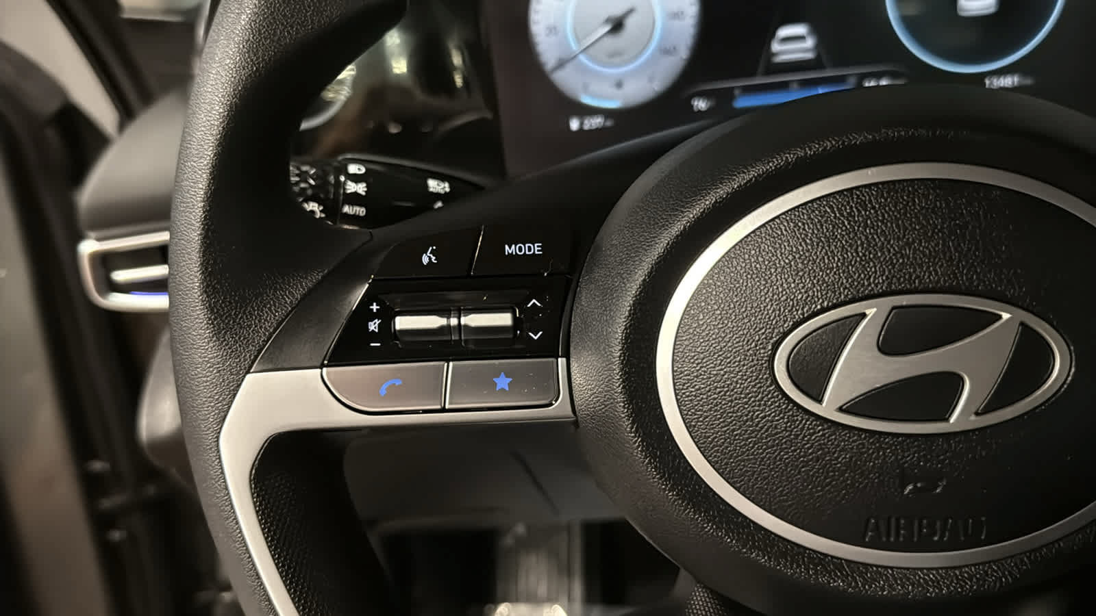 Used 2024 Hyundai Elantra SEL FWD image 12