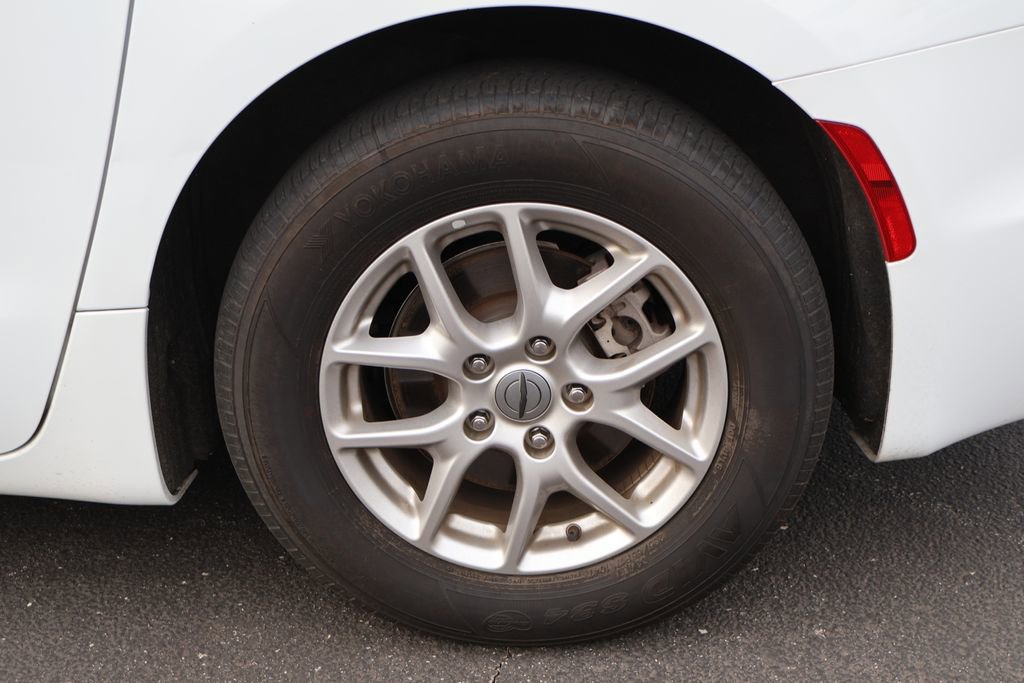 Used 2024 Chrysler Pacifica Touring-L FWD image 17
