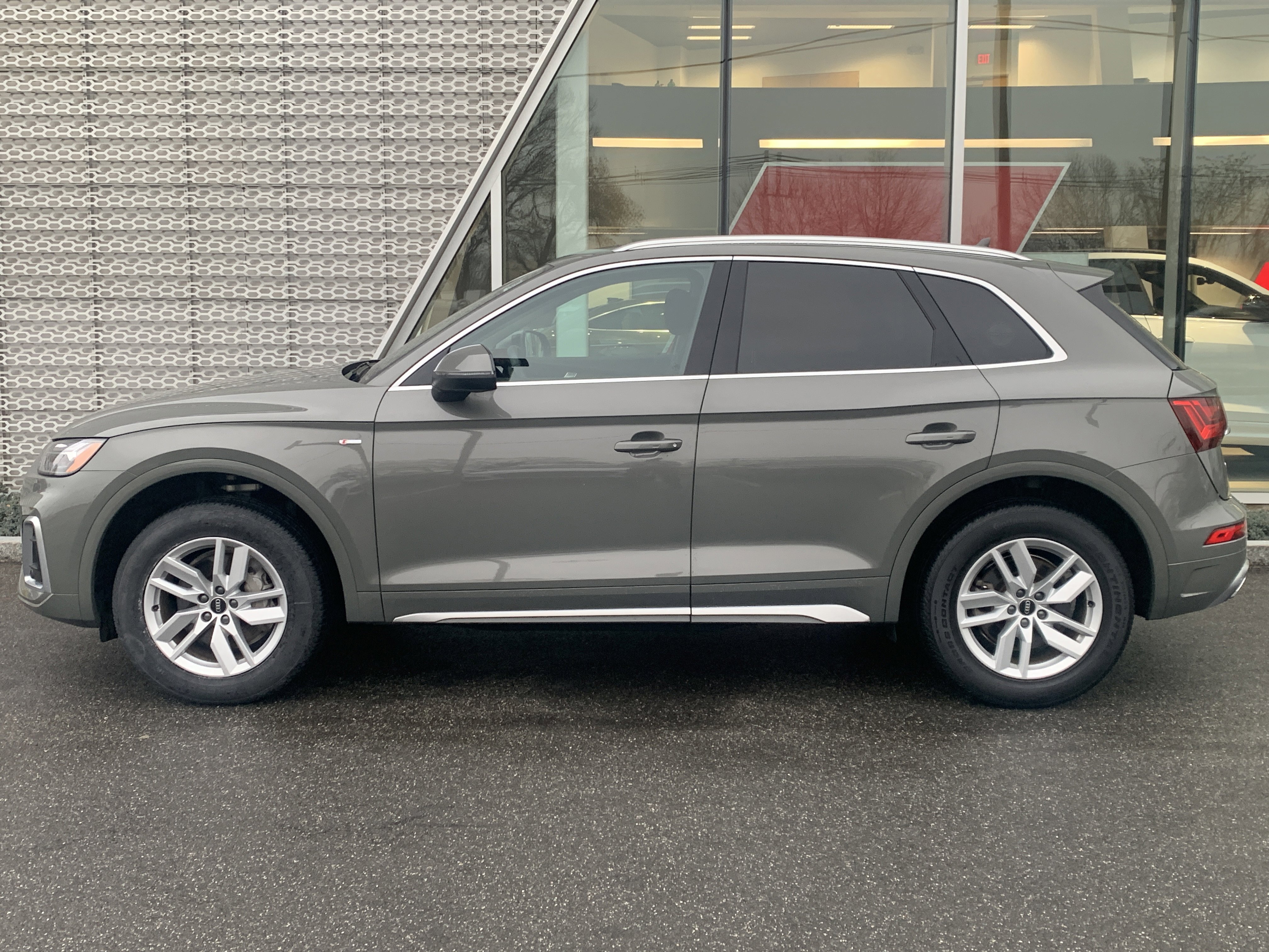 Certified 2023 Audi Q5 2.0T Premium w/ Convenience Package AWD/4WD image 2