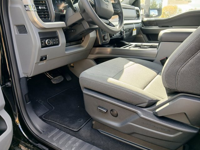 New 2025 Ford F250 XLT w/ Black Appearance Package image 24