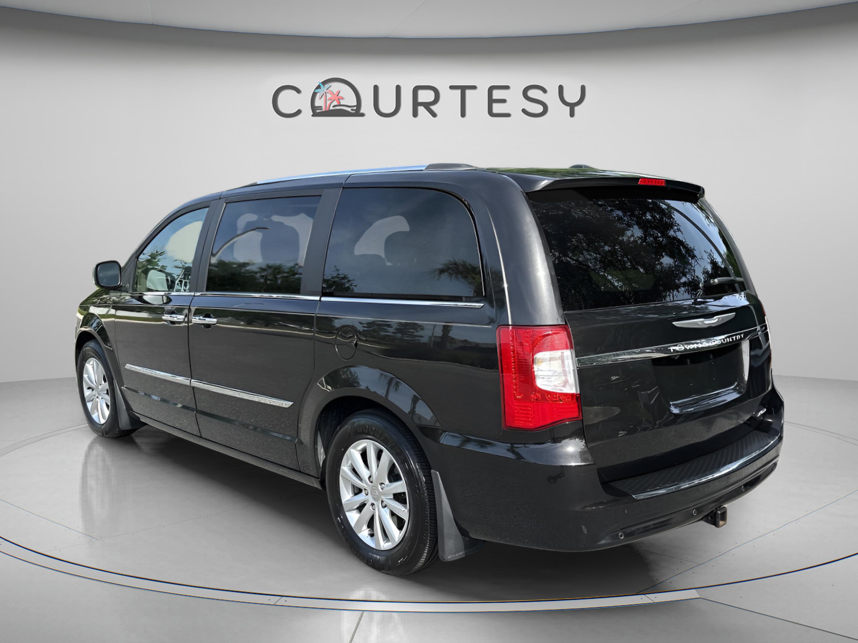 Used 2015 Chrysler Town & Country Limited Platinum FWD image 4