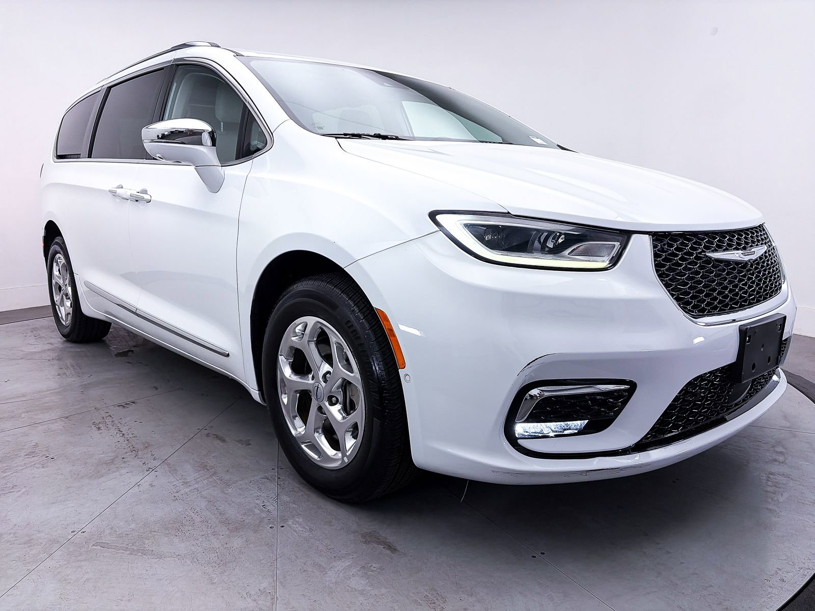 Used 2021 Chrysler Pacifica Limited w/ Premium & Safety Sphere Group image 11