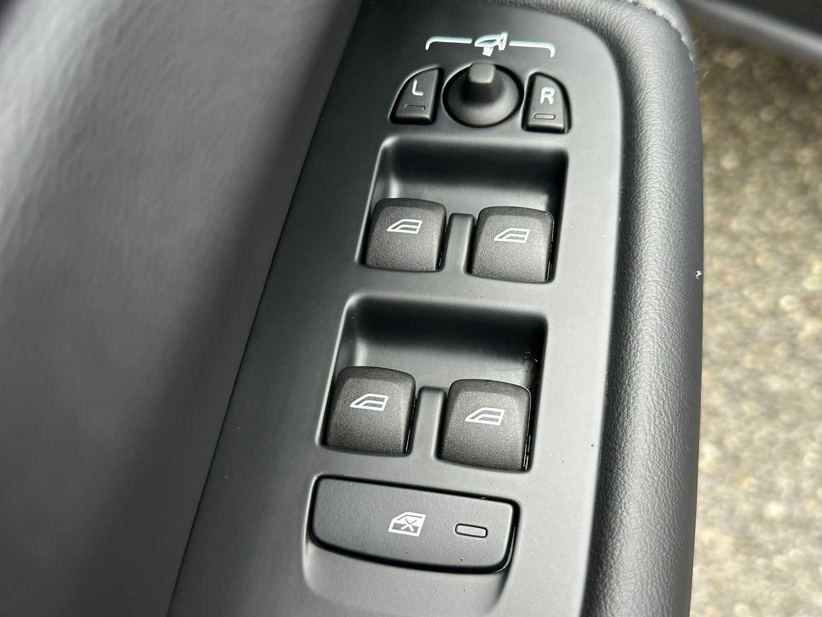 Used 2025 Volvo XC60 B5 Core w/ Protection Package Premier image 21