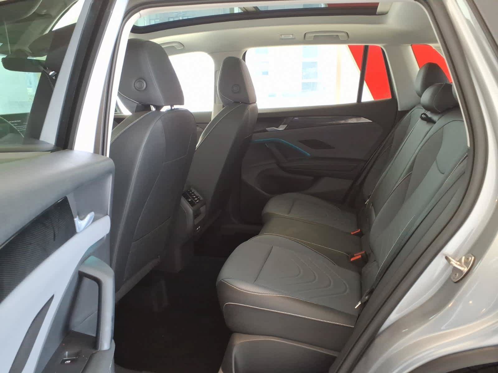 Used 2026 Volkswagen Tiguan SE w/ Panoramic Sunroof Package AWD/4WD image 11
