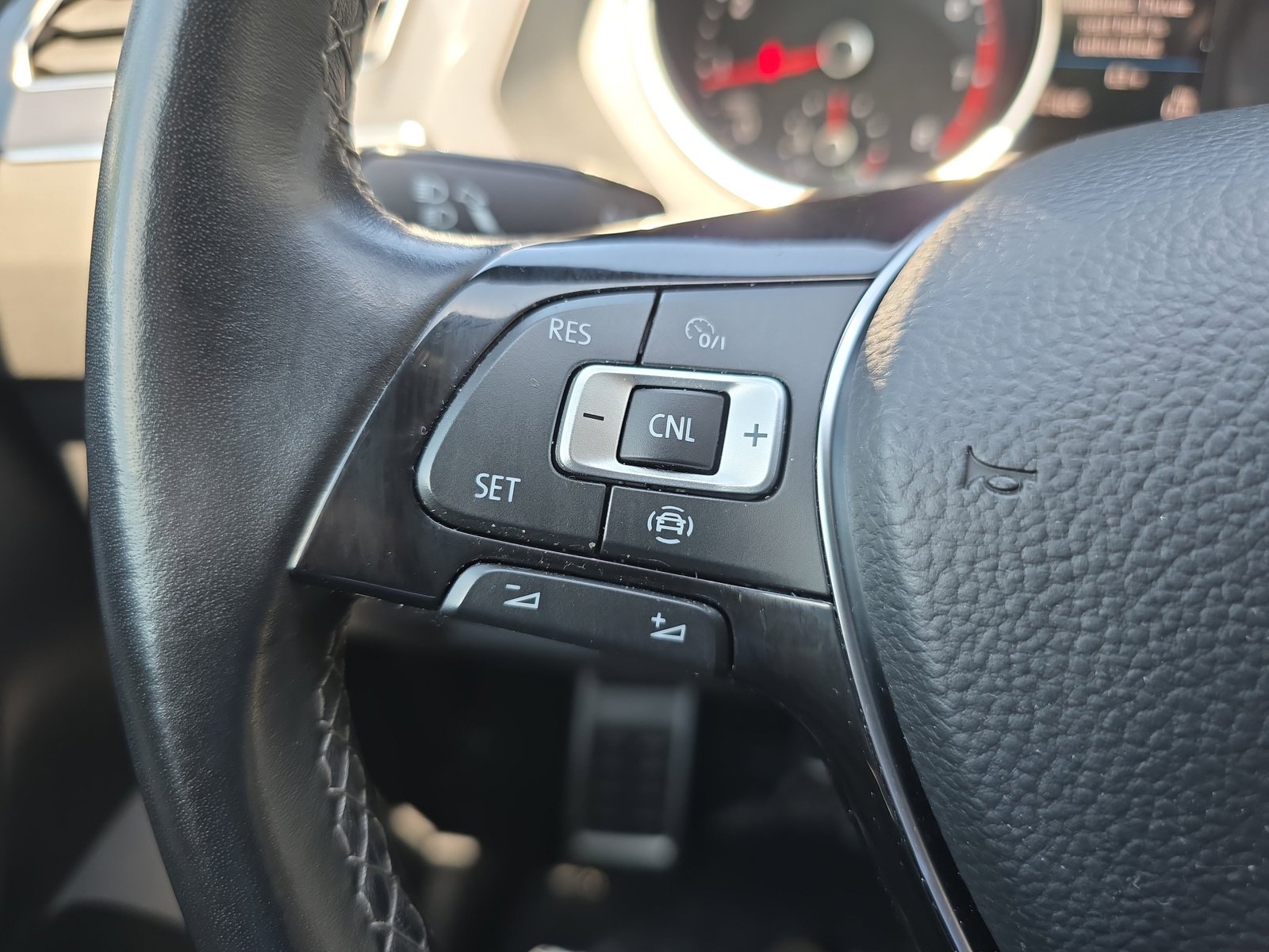 Used 2020 Volkswagen Tiguan SE R-Line AWD/4WD image 25