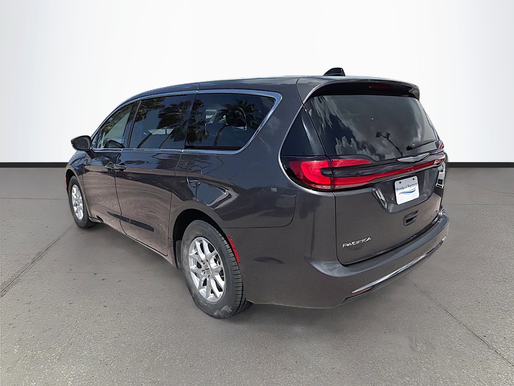 Used 2023 Chrysler Pacifica Touring-L image 7