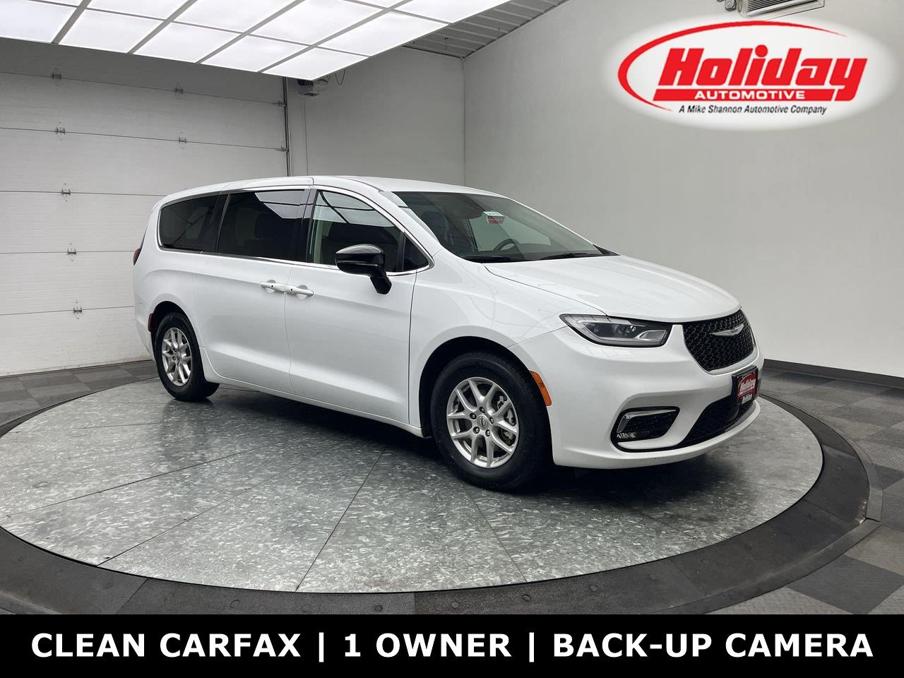 Used 2024 Chrysler Pacifica Touring-L FWD image 1