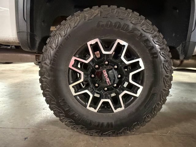 Used 2025 GMC Sierra 2500 AT4X AWD/4WD image 9